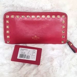 Auth VALENTINO GARAVANI Rockstud Red zip long wallet.